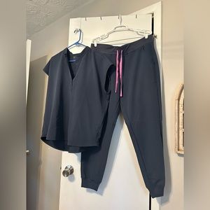 FIGS Scrub Set in Night Sky Large Rafaela Top and Large Zamora Jogger Pants